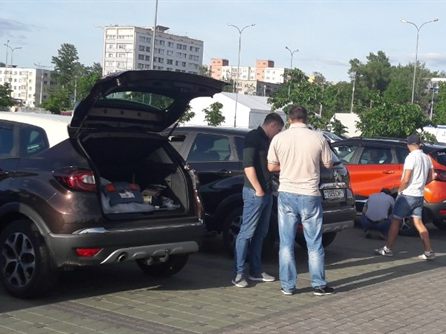 На встрече делились немножко приобретенными ништяками, кто-то их демонстрировал, а кто-то безжалостно продавал))) к примеру наклейки и не только... Обклеили почти всех, не считая оппозиционеров)))