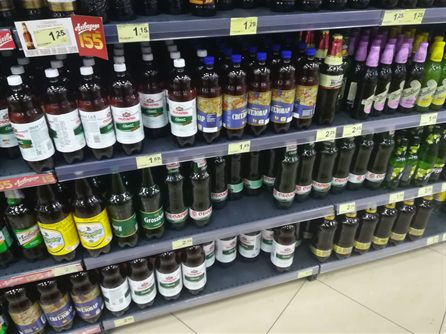 Как в старой истории про повестку дня ("Поездка на рыбалку") в воинской части на собрании. В повестке дня единственный вопрос: "По сколько брать?". - Берем по одной... нормально! - Нет. в прошлом году брали по одной - удочки забыли! - Тогда берем по две!! В самый раз!! - По две тоже брали в позапрошлый раз, замполита забыли! - Тогда берем по три!!! Должно хватить!!! - Да и по три брали два года назад... автобус потеряли!!! ...несколько секунд тишина. Полковник в раздумьи...поднимается и выносит окончательное решение: - Так! Берем по пять! Удочки и замполита с собой не брать!! Из автобуса не выходить!!!