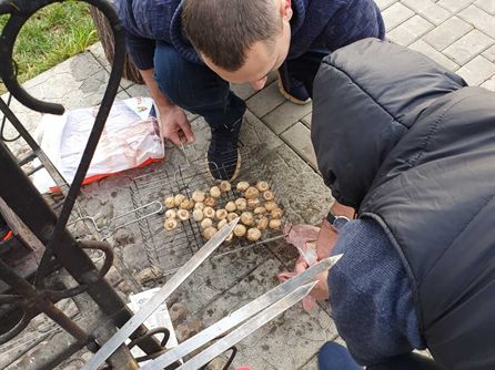 Пока шли приготовления на улице и в домике...