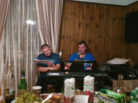 Попели песни, поиграли в конкурс "угадай мелодию"
