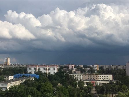 И несмотря на сгущающиеся тучки надо местом встречи...